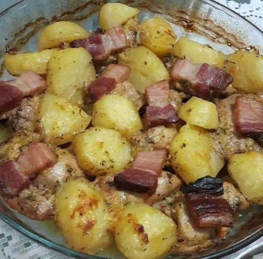 Sobrecoxa Assada com Batatas e Bacon