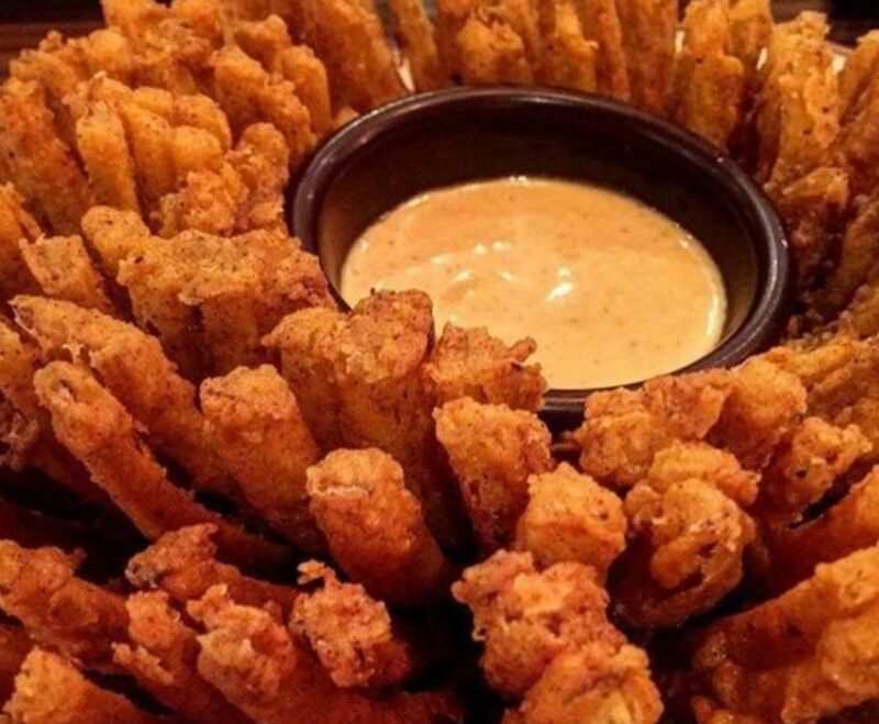 Cebola Empanada com Molho de Queijo