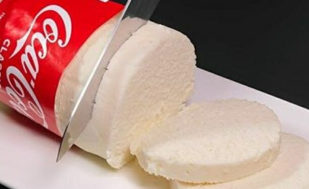 Queijo Caseiro Feito na Garrafa Vazia de Refrigerante